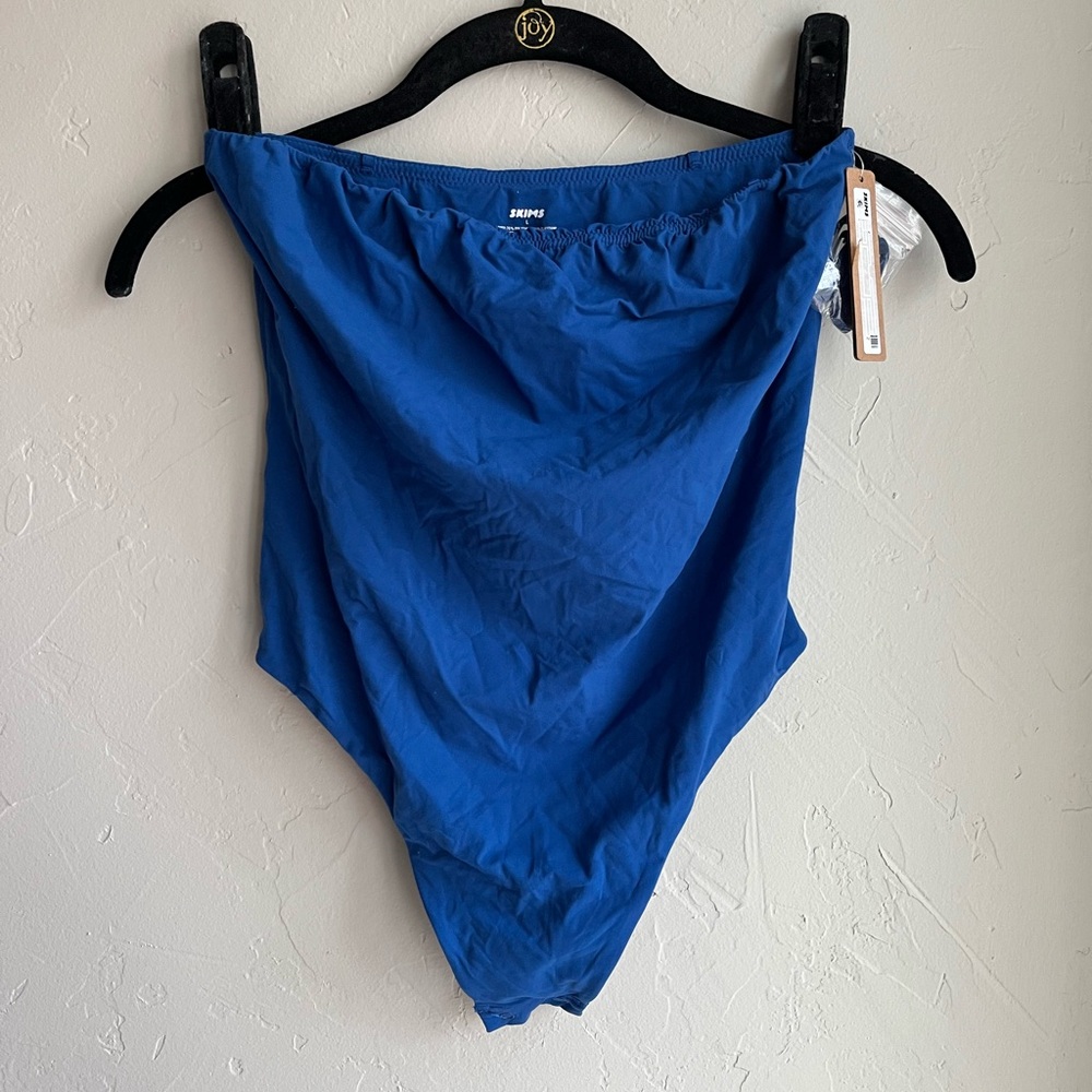 🦋SKIMS FITS EVERYBODY STRAPLESS BODYSUIT IN SAPPHIRE M L